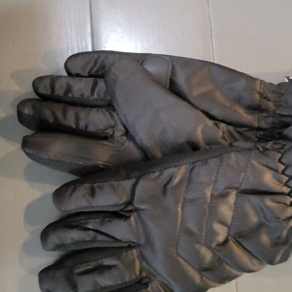 Isotoner Women’s Black SleekHeat touchscreen capability Quilted Gloves S… - Picture 7 of 9